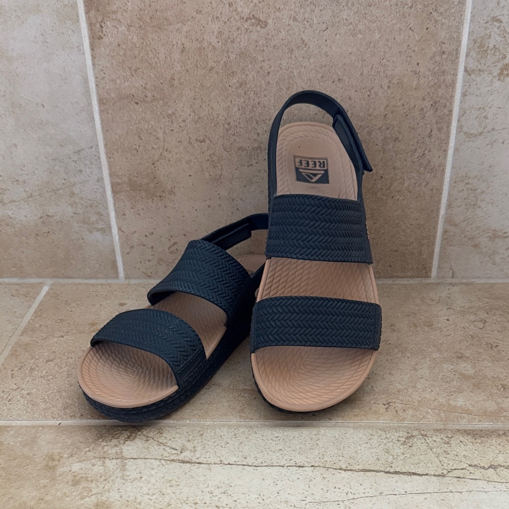 Reef Women's Black and Tan Sandals